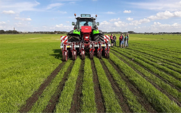 Jonge boeren bezoeken zuivelboerderij in Hellouw&nbsp;