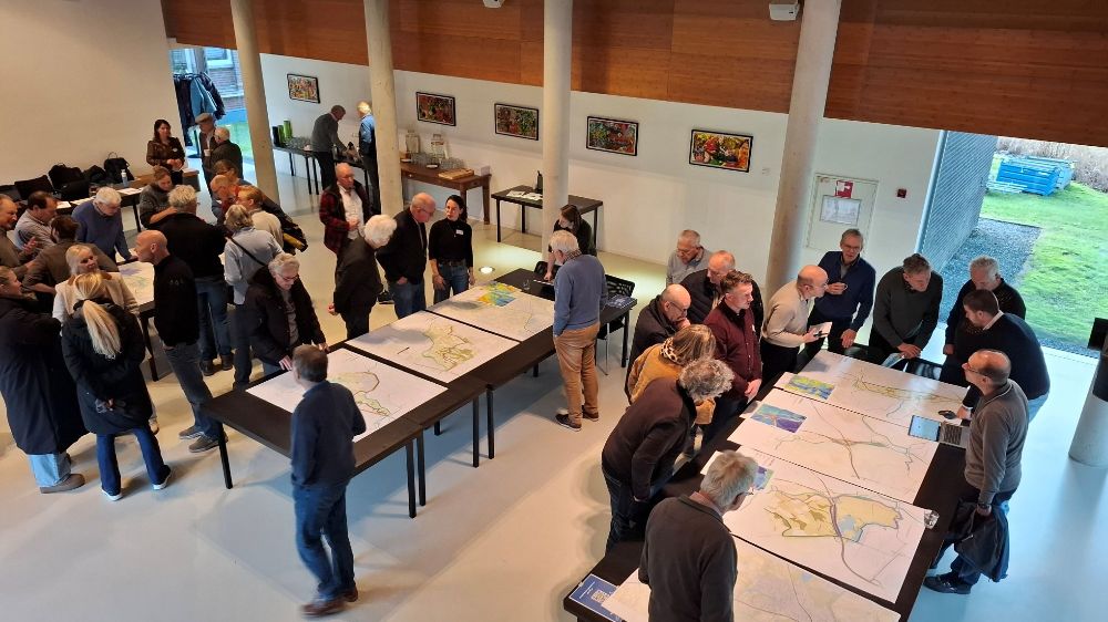 Luchtfoto van de snelweg A2 bij afslag Boxtel-Noord. Het beeld is bewerkt met Ai en laat nu een overstroomde A2 zien met veel water en geen auto's