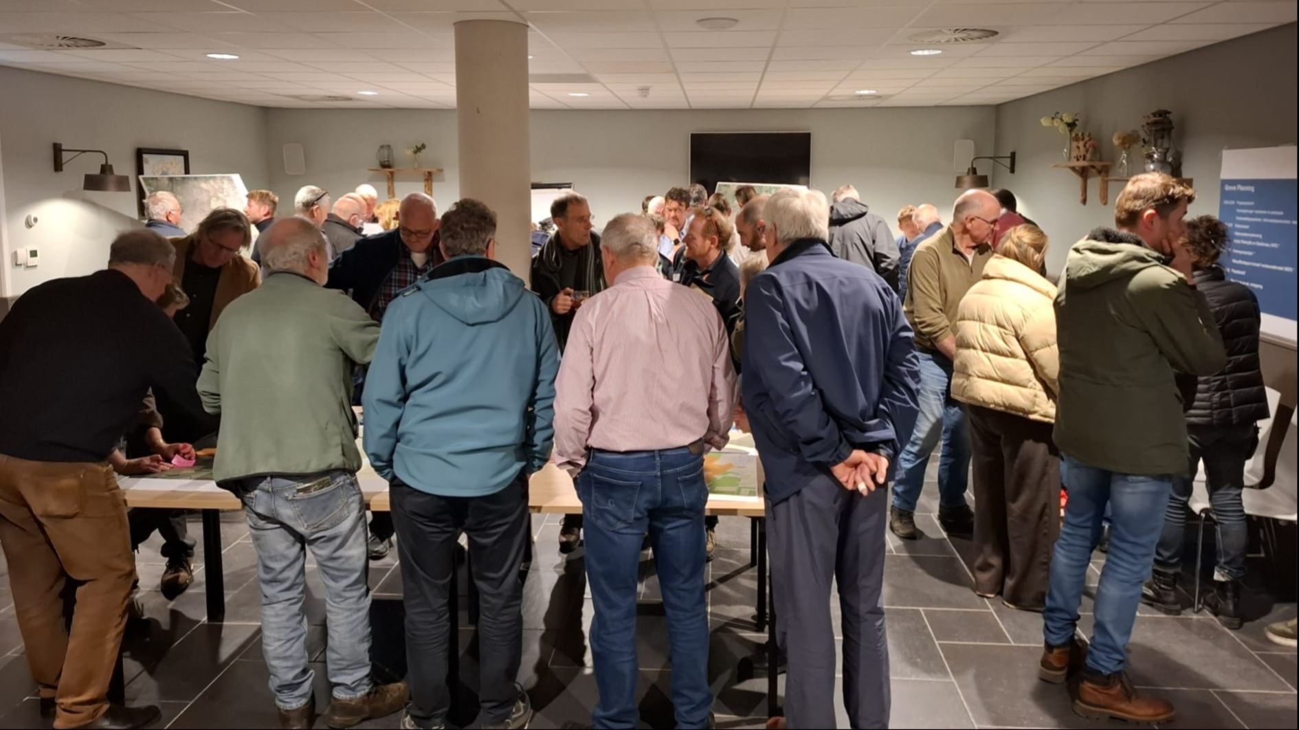 Sfeerimpressie van de inloopbijeenkomst op 25 maart 2026