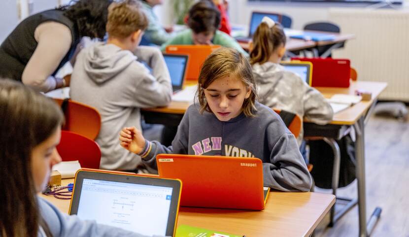 Kinderen in de klas achter een laptop