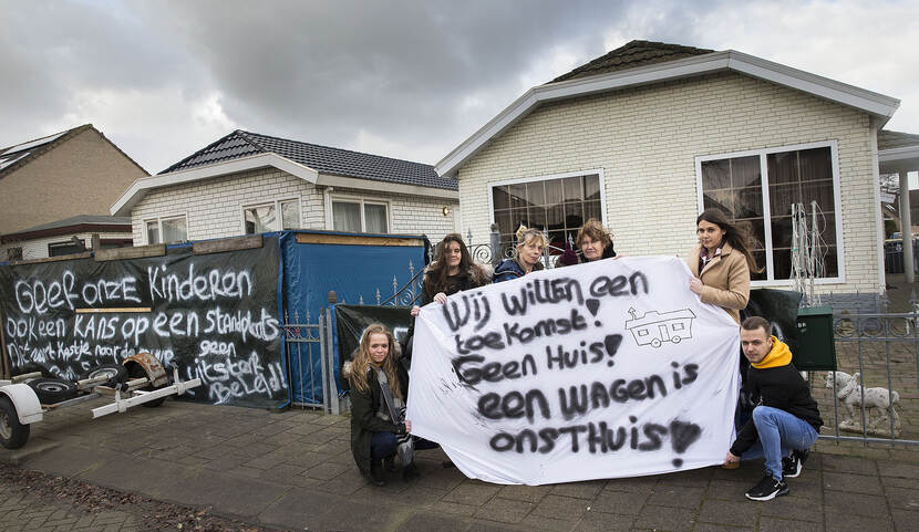 Protest van woonwagenbewoners met spandoeken voor woonwagens