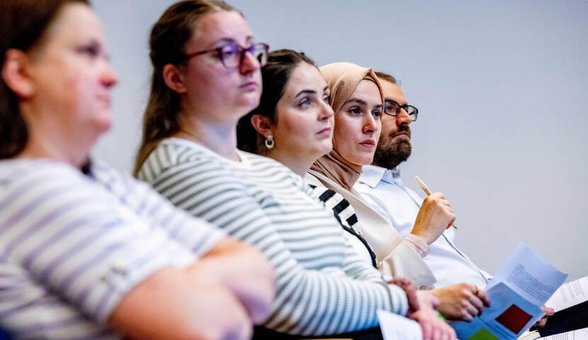 Vier personen tijdens een bijeenkomst van Platform Gemeenten & Mensenrechten