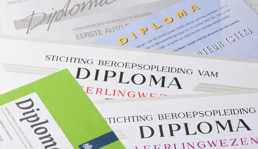 Diverse diploma's opgestapeld