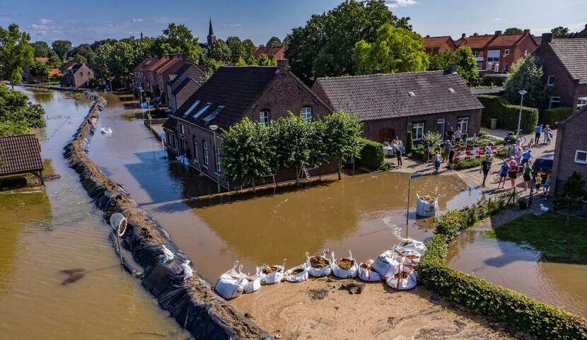 Bovenaanzicht van een overstroming in Limburg