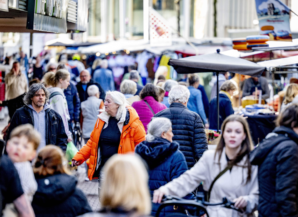 Winkelende mensen in een stad