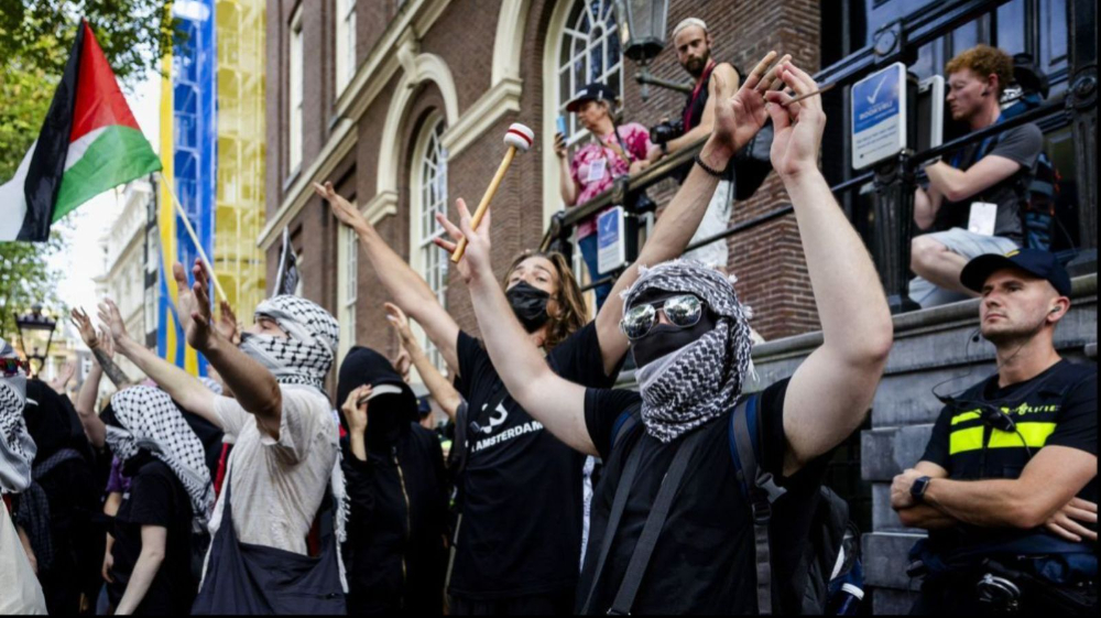 Personen met gezichtsbedekkende kleding bij een demonstratie
