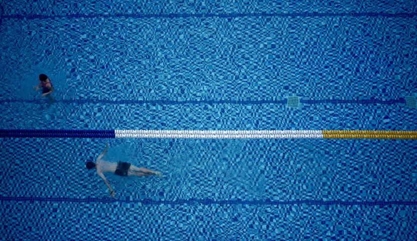 Bovenaanzicht van een zwembad met twee personen in het water
