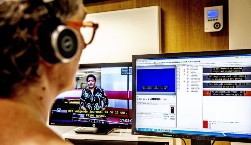 Persoon kijkt naar een computerscherm