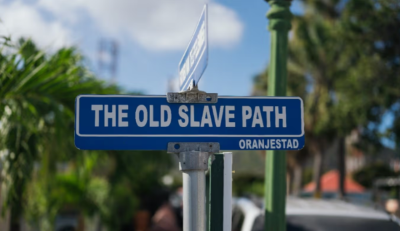 Straatbordje ter nagedachtenis aan het slavenpad in Oranjestad, St. Eustatius.