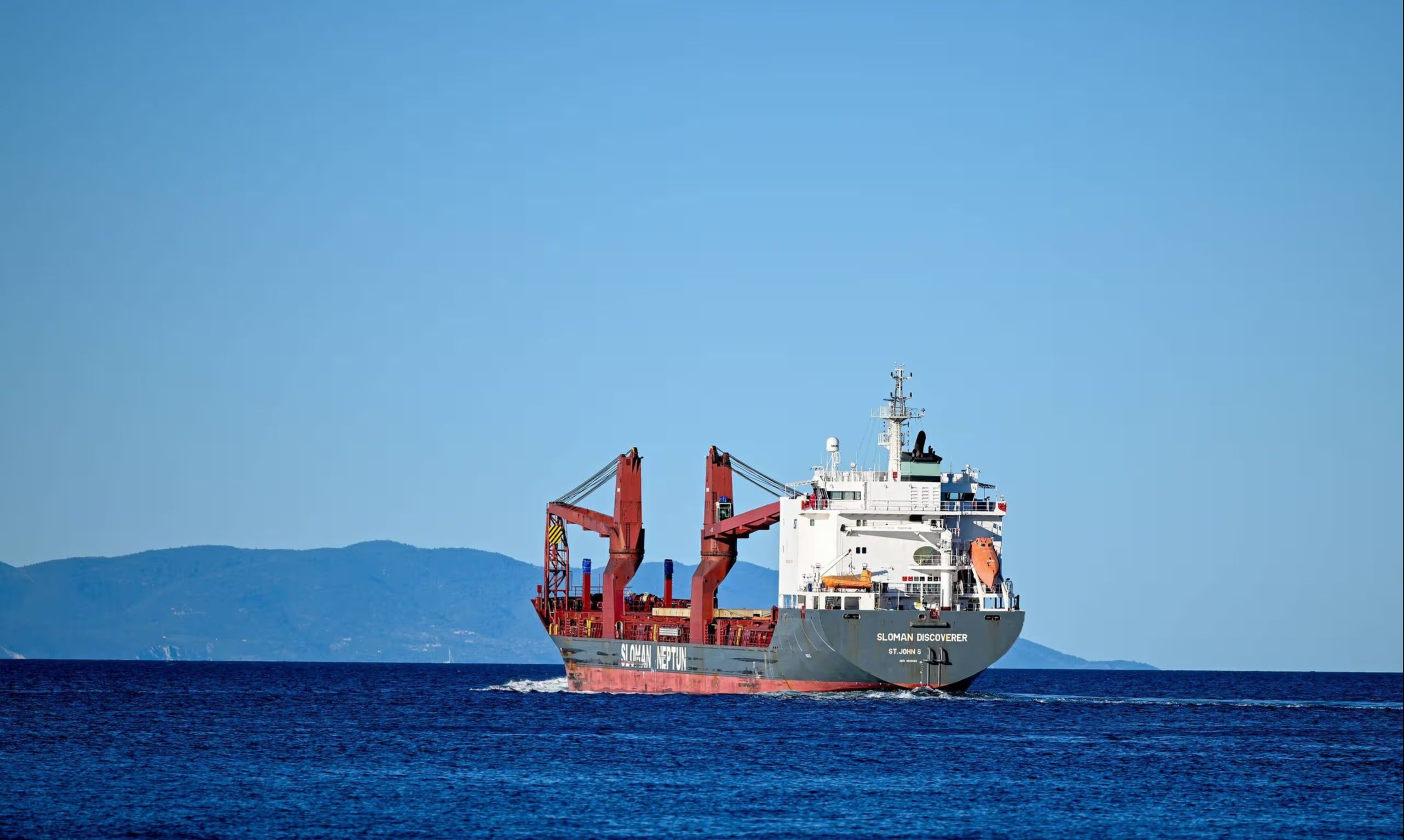 Een vrachtschip op zee