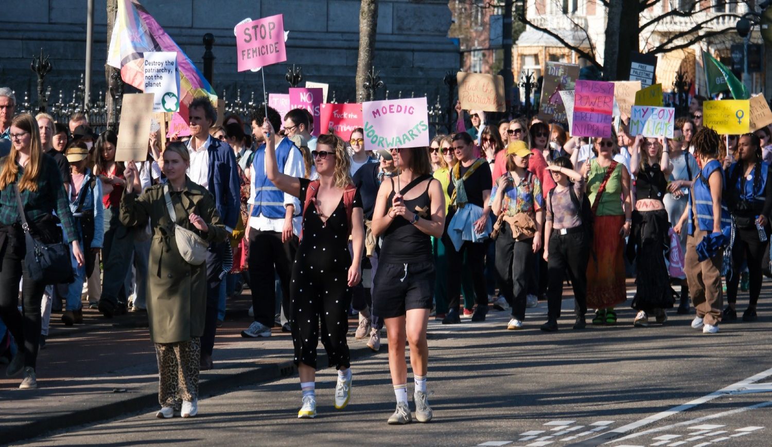 Foto van een demonstratie op straat: "Stop femicide"
