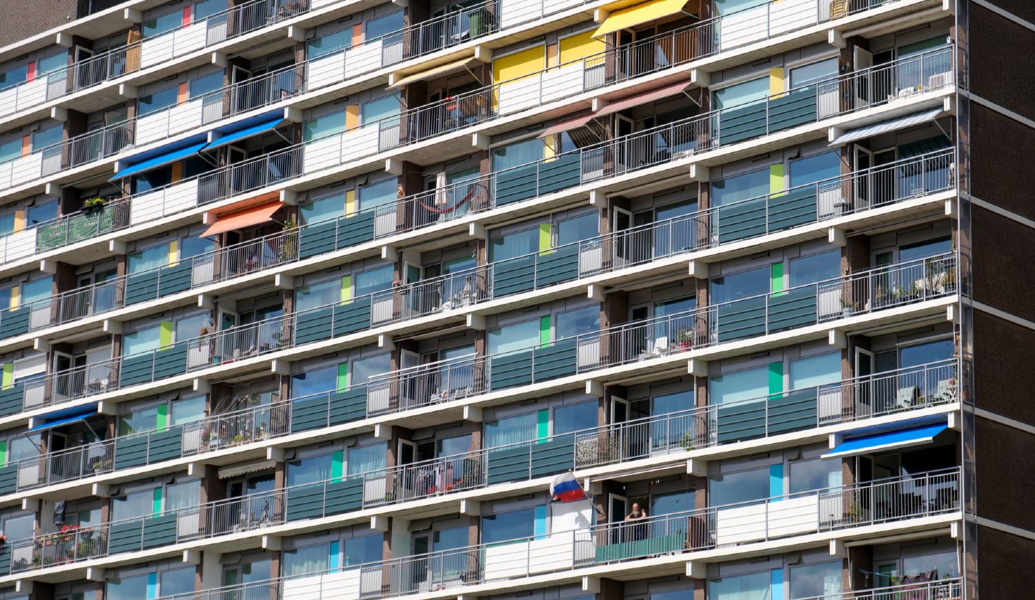 Vooraanzicht van een flatgebouw met balkons