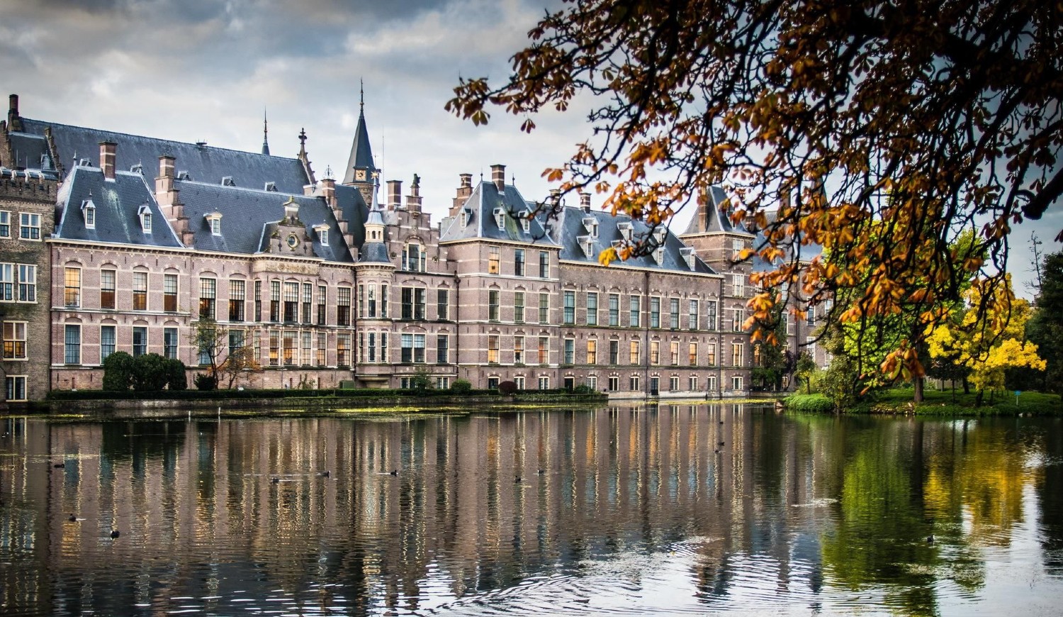 Vooraanzicht van het Binnenhof vanaf de Vijverberg
