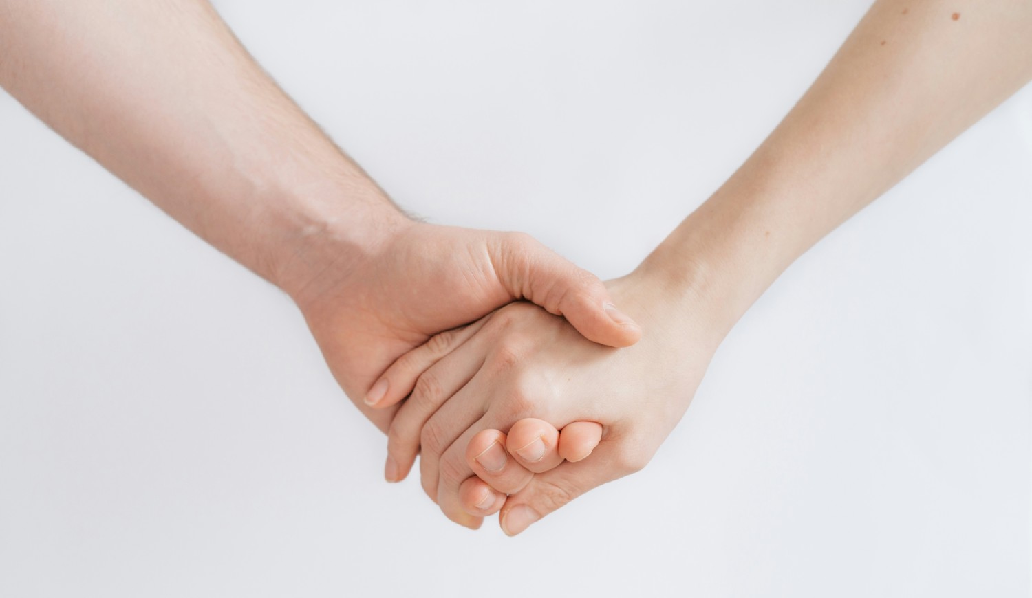 Twee handen houden elkaar vast