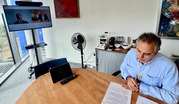 Ondertekening overeenkomst door Mauritsz J. de Kort en Rick Lawson, in aanwezigheid van Maya Soumah, kwartiermaker Caribisch Nederland bij het Collegeollege