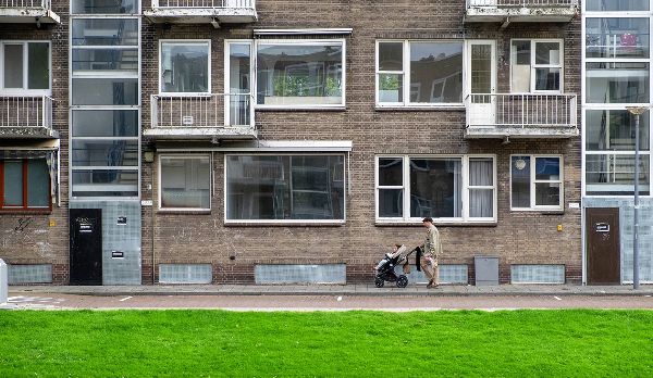 Twee handen houden elkaar vast