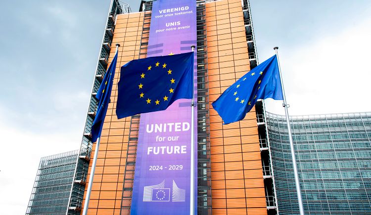 Vooraanzicht van het kantoorgebouw van de Europese Commissie