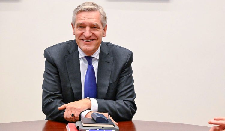 Foto van informateur Buma tijdens een formatiegesprek 