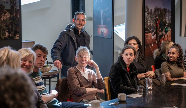 Deelnemers van de rondleiding van ervaringsdeskundige Xavier om meer bewustwording te cre&euml;ren voor bestaanszekerheid.
