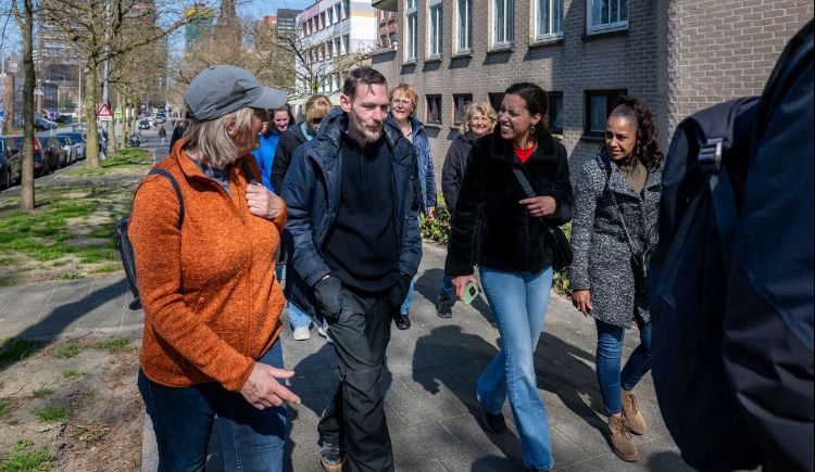 Rondleiding van Xavier op straat om meer bewustwording te cre&euml;ren voor bestaanszekerheid