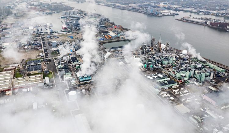 Een foto van een industrieterrein die boven de wolken is genomen