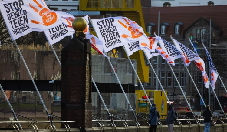 Vlaggen met de tekst stop geweld tegen vrouwen