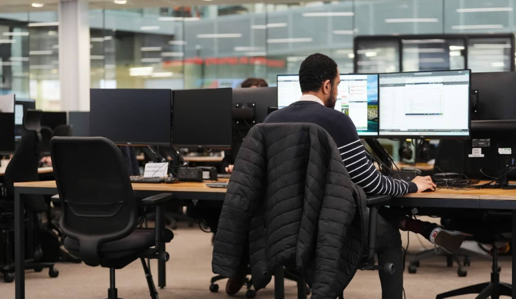 Persoon achter een computer