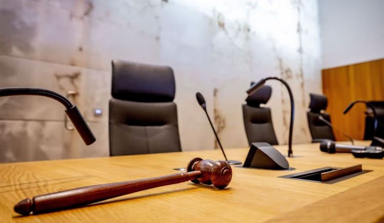 Vier stoelen met bureau van een zittingszaal