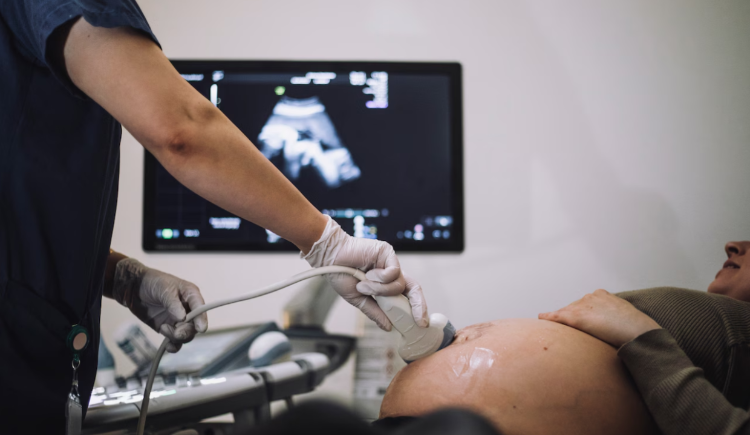 Zwangere vrouw tijdens het maken van een echo
