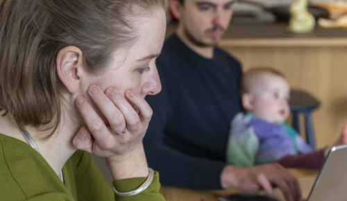 Twee zorgelijk kijkende personen met een baby