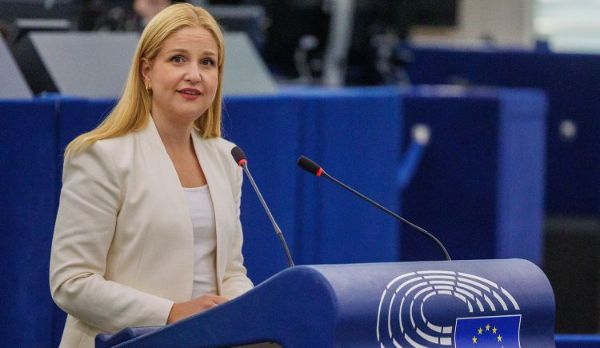 Europarlementari&euml;r Arba Kokalari presenteert het verslag over de Omnibus AI tijdens een zitting van het Europees Parlement in Straatsburg.