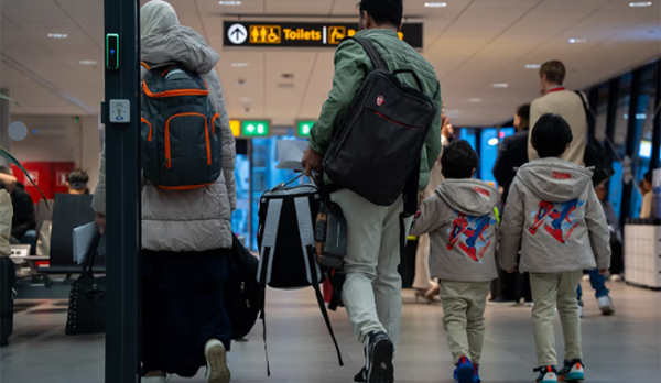 Vier mensen met een vluchtelingenachtergrond op Schiphol
