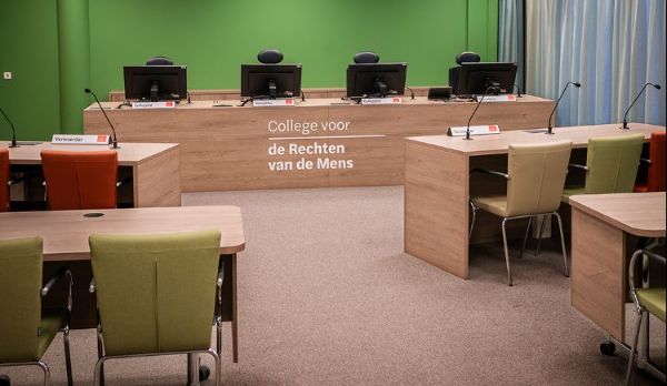 Binnenkant van het kantoor van het College voor de Rechten van de Mens
