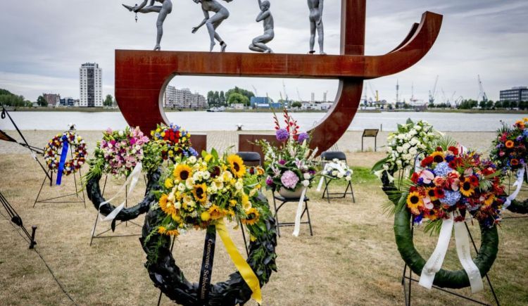Verschillende kransen bij de Keti Koti-herdenking in Rotterdam.