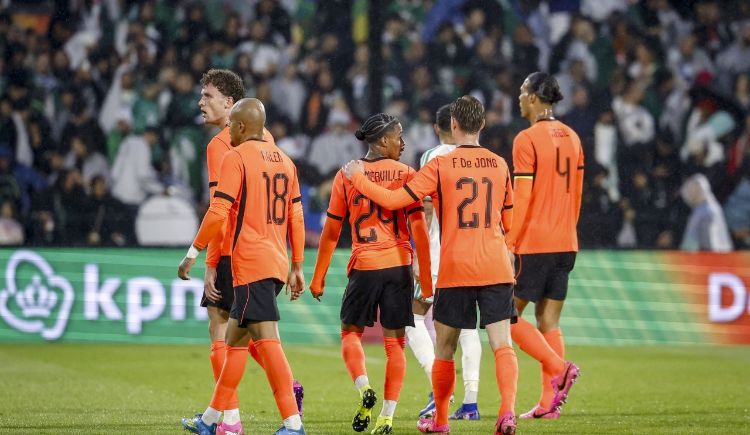Vijf spelers van het Nederlands elftal staan op een voetbalveld: Wieffer, Malen, Summerville, De Jong en Van Dijk.