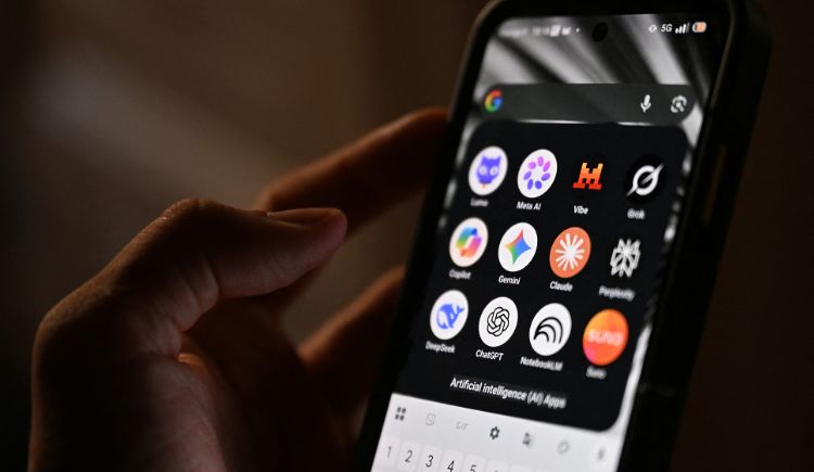 Telefoon met iconen van AI-chatbots