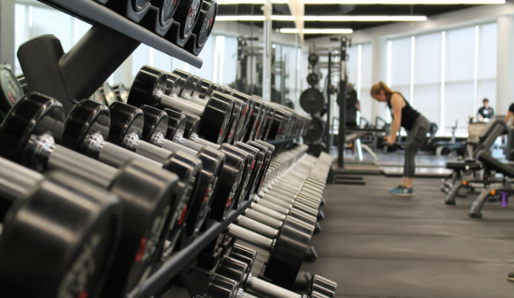 Sportschool met een close-up van een rek met halters
