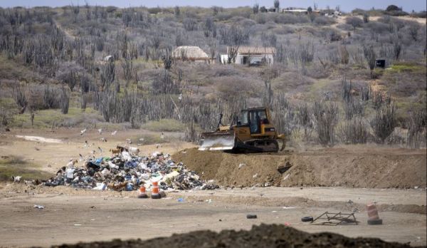 Vuilstort waar al jaren afval ongesorteerd wordt gedumpt, met vrijkomende schadelijke gassen en branden tot gevolg, rond Selibon Lagun. 