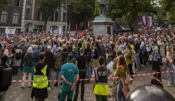Protesterende mensen op het Domplein in Utrecht