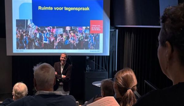 Voorzitter Rick Lawson van het College tijdens zijn presentatie over het belang van ruimte voor tegenspraak in een democratische rechtsstaat