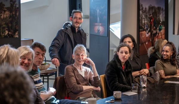 Xavier leidt mensen rond om meer bewustwording te creëren voor bestaanszekerheid