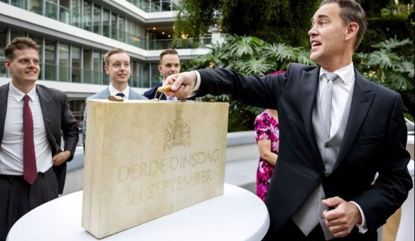 Minister Heinen presenteert het koffertje en de miljoenennota