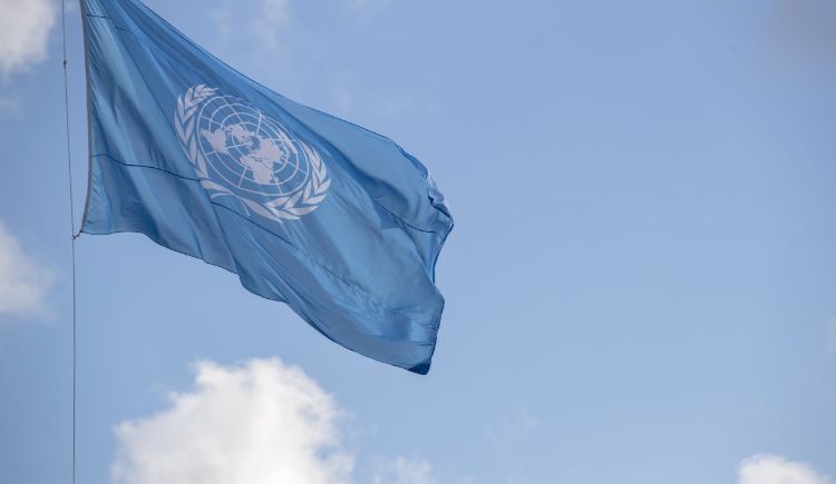 Wapperende vlag van de Verenigde Naties