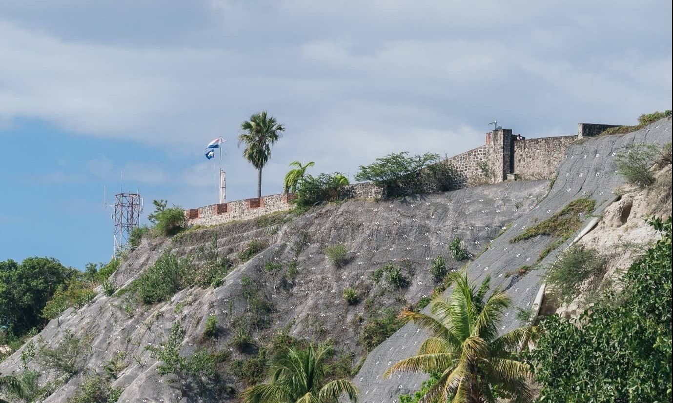 Zichtbare erosie van de kust op Sint Eustatius