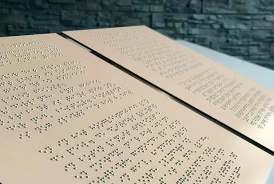 De voelbare replica van de verzetskrant in braille