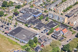 luchtfoto centrum Badhoevedorp met daarop de platte daken van de winkels.