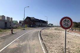 foto van een weg met een verbodsbord voor fietsers