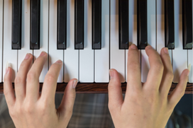 Piano met handen op de toetsen