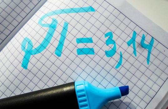 letters Pi op ruitjespapier in blauw markeerstift