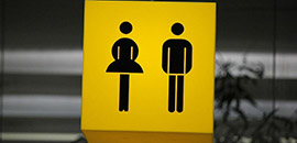 bord met toiletaanduiding voor heren en dames